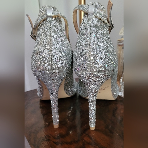 Badgley Mischka silver crystal t-strap heels NWOT size 8 Conroy T strap - Picture 6 of 8